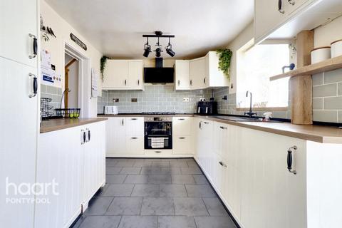 46 Afon Close, New Inn, Pontypool, NP4 0QF