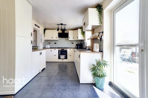 46 Afon Close, New Inn, Pontypool, NP4 0QF