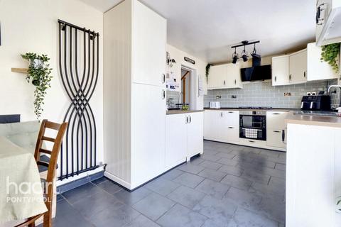 46 Afon Close, New Inn, Pontypool, NP4 0QF
