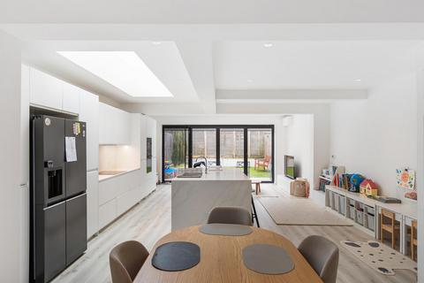4 bedroom semi-detached house for sale, London W13