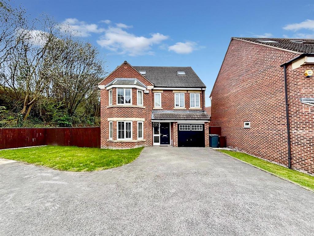 Off Street Parking / Driveway / Integral Garage: