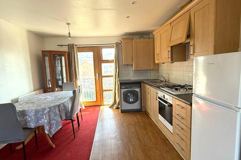 2 bedroom flat to rent, Cooke Street, Barking IG11