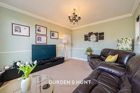 3 bedroom detached house for sale, Slewins Lane, Hornchurch, RM11