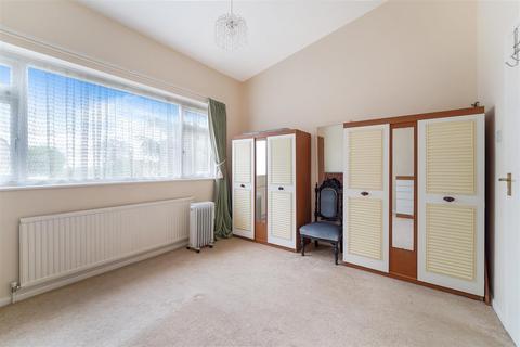 9 Dirdene Close, Epsom, KT17 4AY