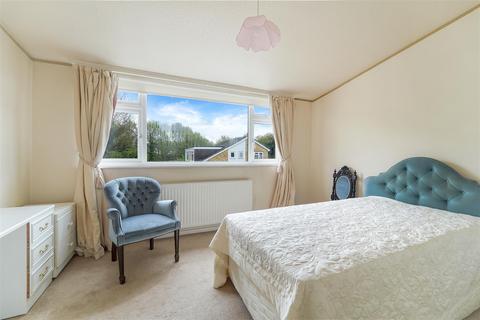9 Dirdene Close, Epsom, KT17 4AY
