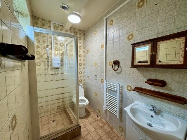 Second bathroom.jpg