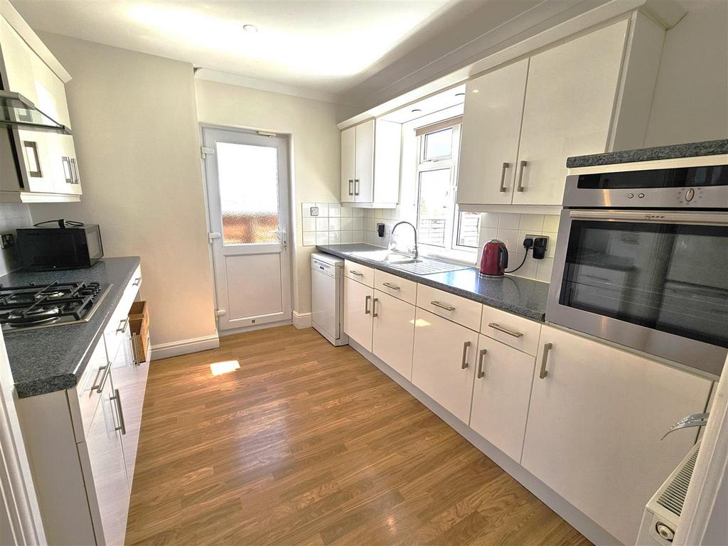 Kitchen 2.jpg