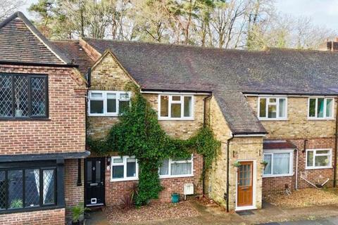 2 bedroom maisonette to rent, Hall Close, Camberley GU15