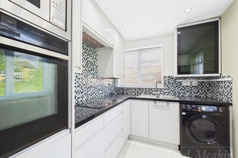 74 Swallowdale, South Croydon, CR2 8SJ