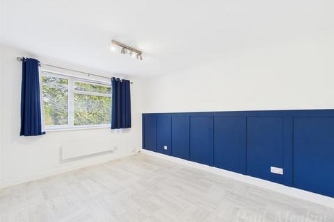 74 Swallowdale, South Croydon, CR2 8SJ