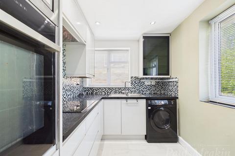 74 Swallowdale, South Croydon, CR2 8SJ