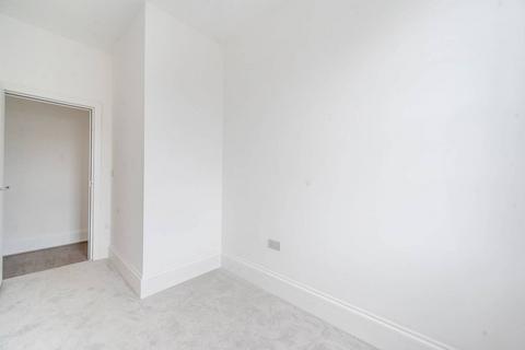 3 bedroom flat to rent, Bridge Street, Pinner, HA5