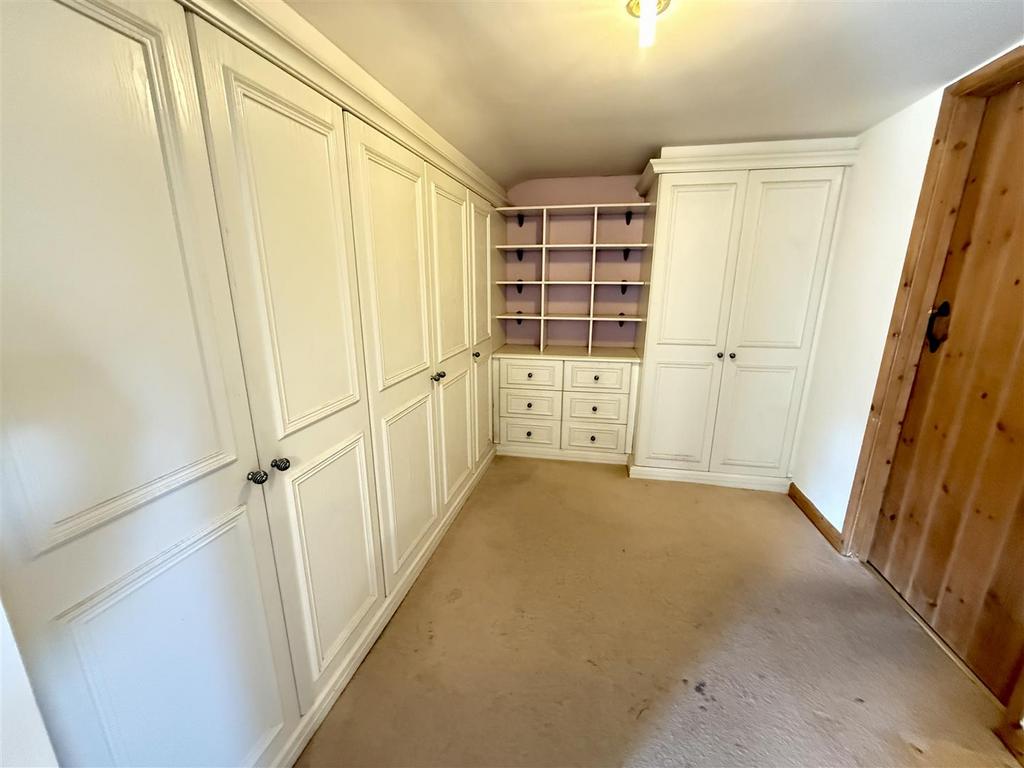 DRESSING ROOM off