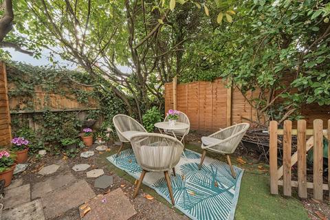 2 bedroom flat for sale, Manor Green Road, Epsom KT19