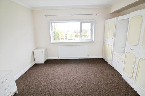 3 bedroom house to rent, St. James Crescent, Pudsey