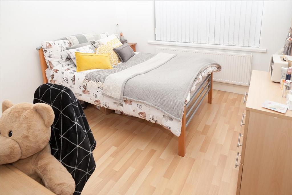 A cozy double bedroom featuring a comfortable b...