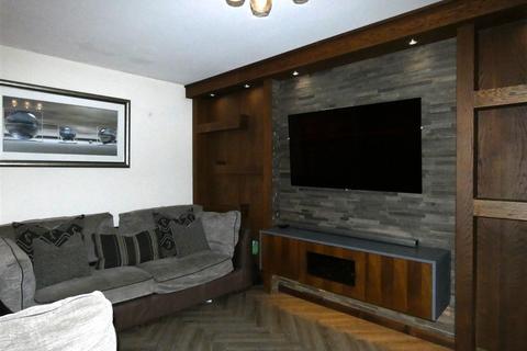 4 bedroom detached house to rent, Old Mill Dam Lane, Bradford BD13