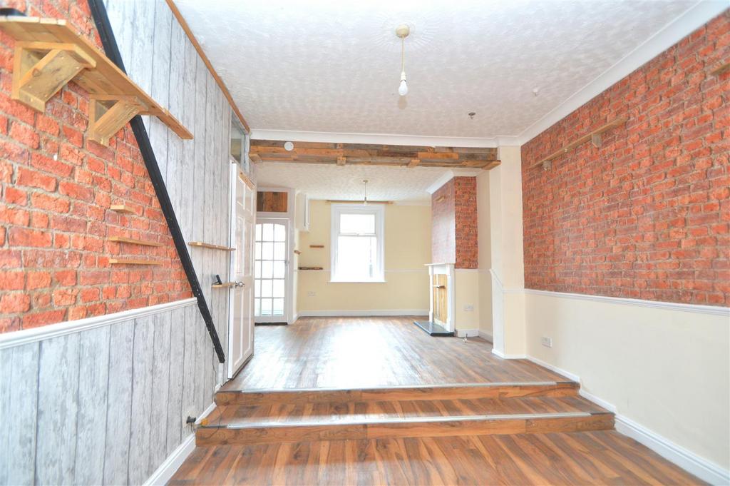 Dining area to lounge