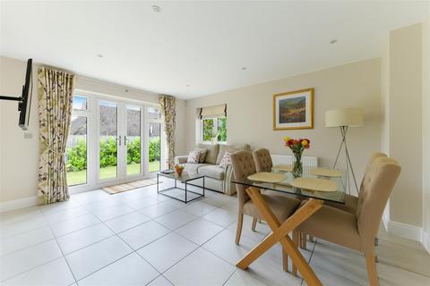 4 Yew Tree Close, Epsom, KT17 3AZ