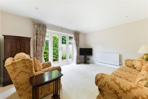 4 Yew Tree Close, Epsom, KT17 3AZ