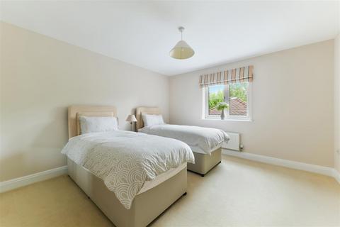 4 Yew Tree Close, Epsom, KT17 3AZ