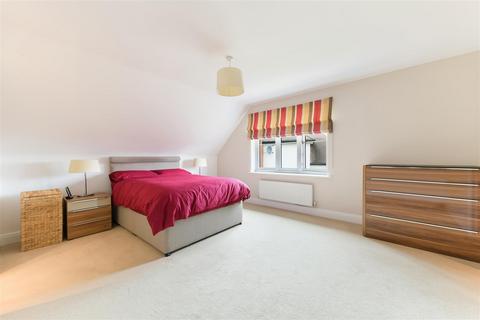 4 Yew Tree Close, Epsom, KT17 3AZ