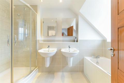 4 Yew Tree Close, Epsom, KT17 3AZ