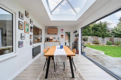 12 Downs Wood, Epsom, KT18 5UH