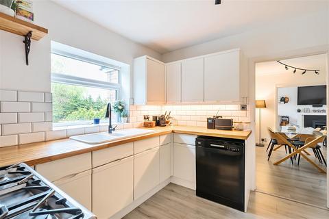 12 Downs Wood, Epsom, KT18 5UH