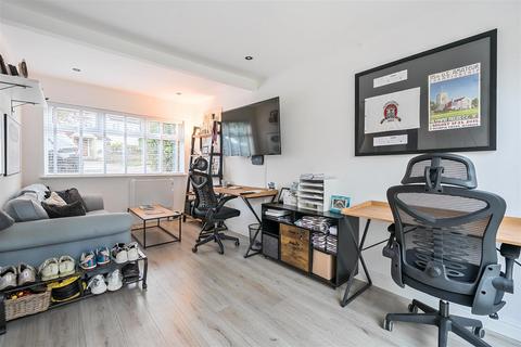 12 Downs Wood, Epsom, KT18 5UH