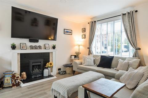 12 Downs Wood, Epsom, KT18 5UH