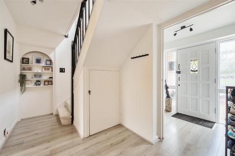 12 Downs Wood, Epsom, KT18 5UH