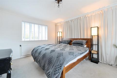 12 Downs Wood, Epsom, KT18 5UH