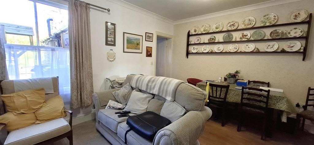 Sitting room/dining room