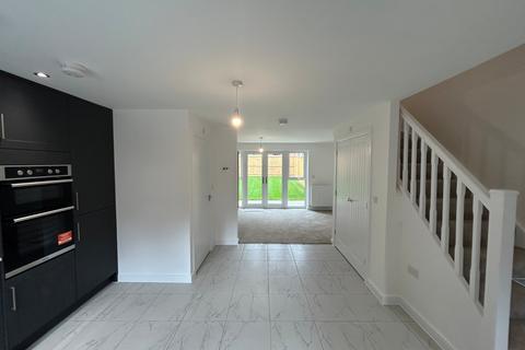 3 bedroom semi-detached house to rent, Yew Dene, Willerby, Hull, East Riding of Yorkshi, HU10