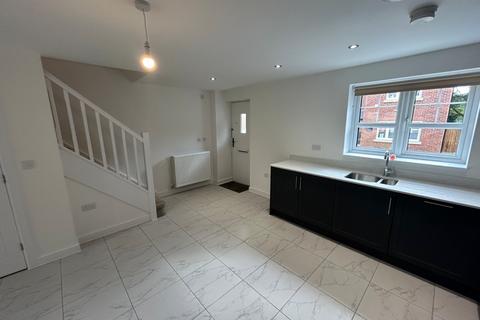 3 bedroom semi-detached house to rent, Yew Dene, Willerby, Hull, East Riding of Yorkshi, HU10