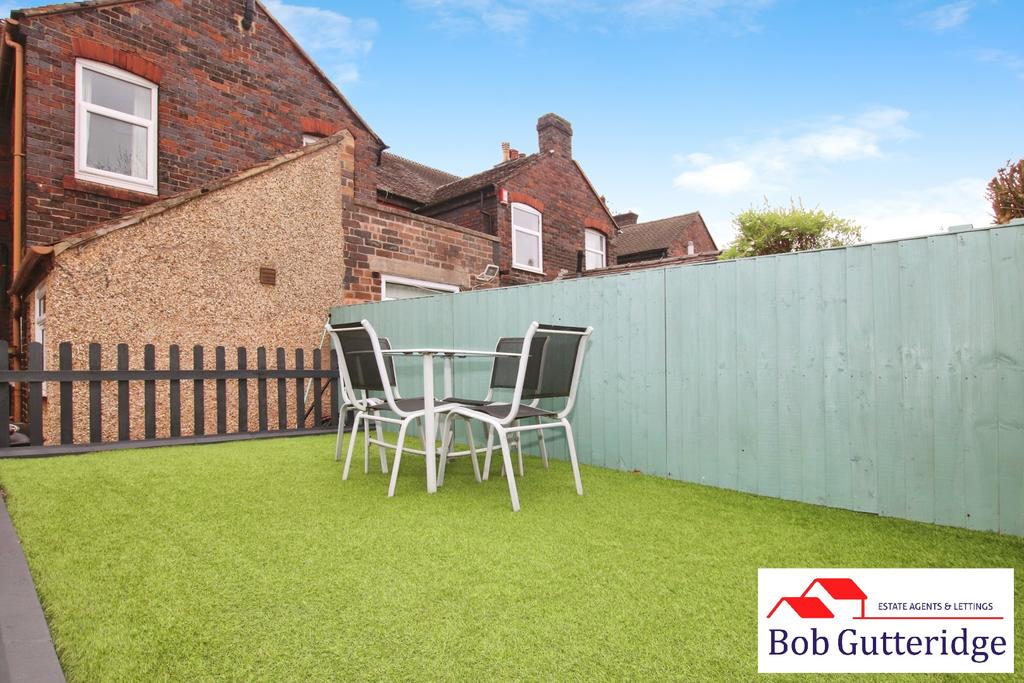 Enclosed rear yard / garden