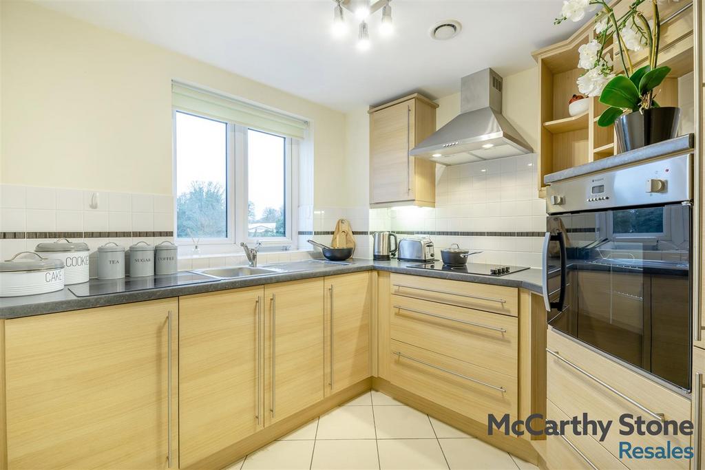 8676437-interior10.jpg