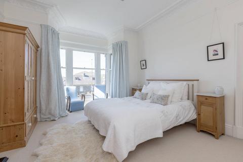 30 Duddingston Park, Edinburgh, EH15 1JX