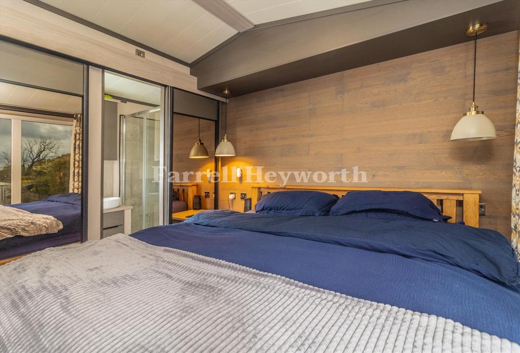 Bedroom 1 image 3