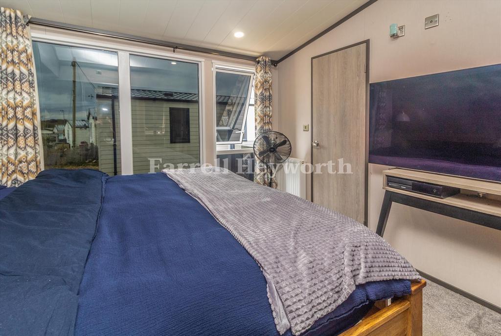 Bedroom 1 image 2