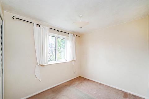 15 Thurlow Close, London, E4 9XE