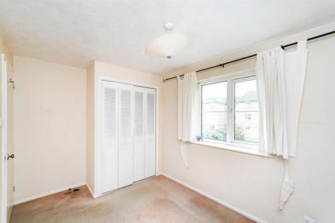15 Thurlow Close, London, E4 9XE