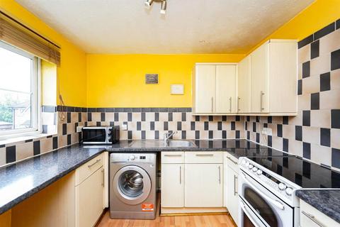 15 Thurlow Close, London, E4 9XE