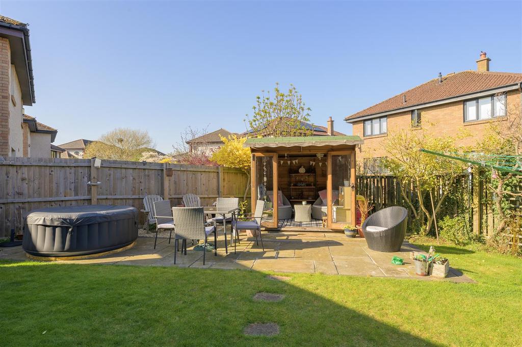 13 Westhall Crescent 027.jpg