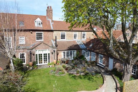 5 bedroom townhouse for sale, Newbegin, Beverley