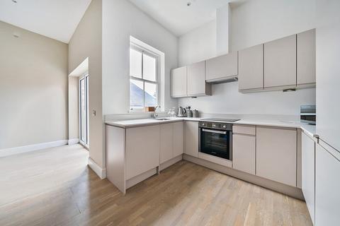 2 bedroom flat for sale, Station Approach, Tadworth, Surrey. KT20