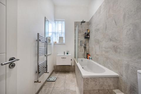 2 bedroom flat for sale, Station Approach, Tadworth, Surrey. KT20