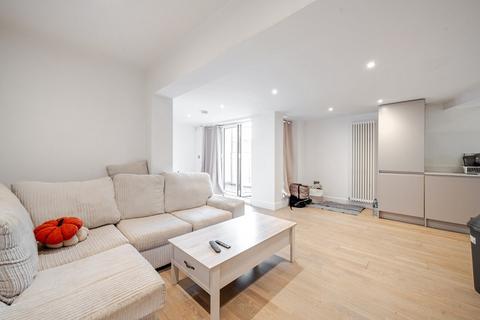 2 bedroom flat for sale, Station Approach, Tadworth, Surrey. KT20
