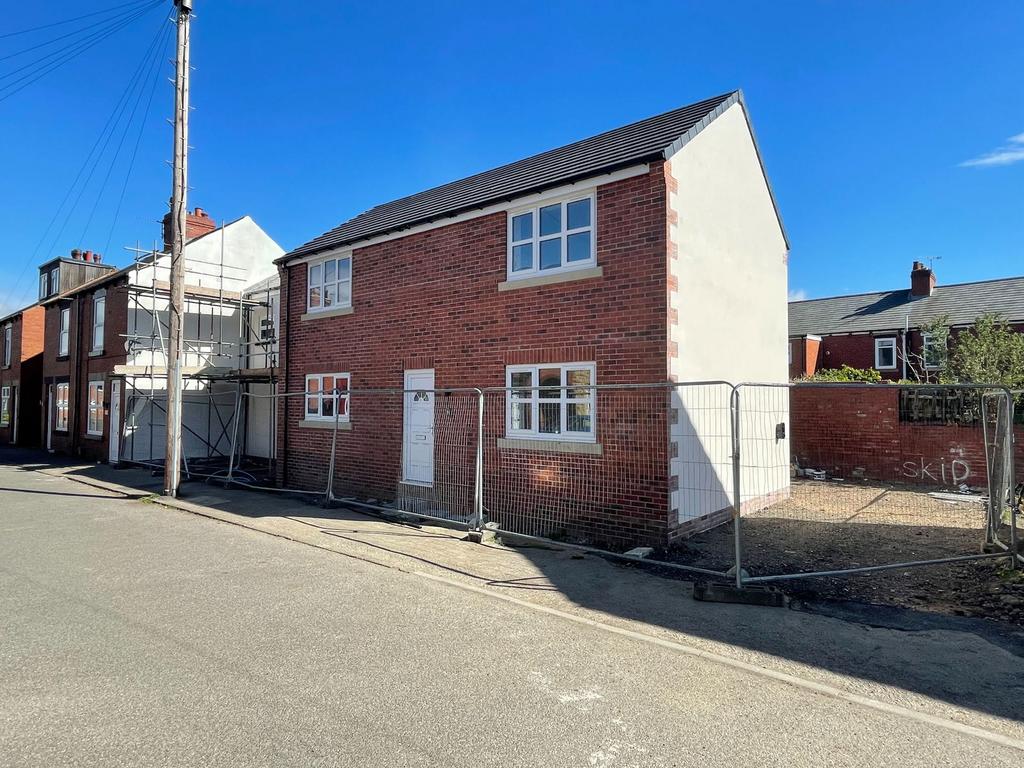 Filey Avenue, Royston, Barnsley 3 bed detached house - £225,000